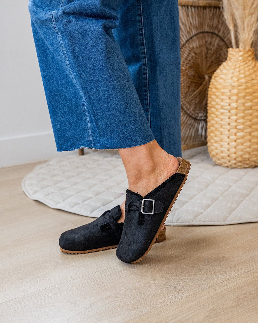 Very G Iris Slides - Black SALE Very G